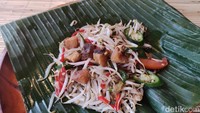 Tumis taoge jambal roti (Rp 28.000) hadir dengan porsi lumayan banyak. Taoge segar yang ditumis dengan bumbu seperti bawang merah, bawang putih dan cabai ini terasa gurih segar. Ditambah lagi dengan taburan ikan asin jambal roti yang dipotong dadu dan digoreng kering. Foto: detikFood/Devi S. Lestari