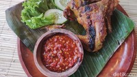 Selain gurame bakar, ada juga Ayam Bakar Madu (Rp 55.000). Ayam ini hadir dalam ukuran setengah ekor, terdiri dari satu bagian dada dan satu bagian paha. Foto: detikFood/Devi S. Lestari