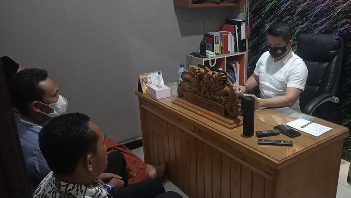 Dua orang wali dari siswa yang menjadi korban kasus hilangnya dana bantuan PIP saat datang di Kantor Unit III Satreskrim Polres Rembang, Rabu (11/5/2022).