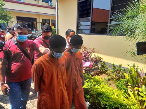 Dua tersangka pelaku pencurian uang milik pedagang di Pasar Anyar Buleleng saat digelandang polisi di Mapolres Buleleng