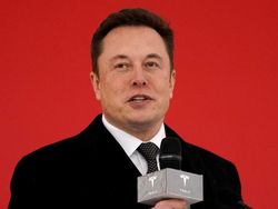 Elon Musk Pakai Baju Santai Bisa, Resmi Juga Bisa