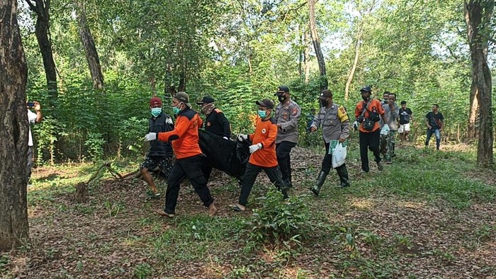 Evakuasi jenazah tinggal tulang di Ngawi
