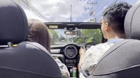 Rebecca Klopper dan Fadly Faisal menikmati alam Bali dari dalam mobil Mini convertible. Foto: YouTube Fadly Faisal