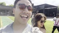 Ke mana-mana, Fadly Faisal selalu menggandeng Rebecca Klopper. Foto: YouTube Fadly Faisal