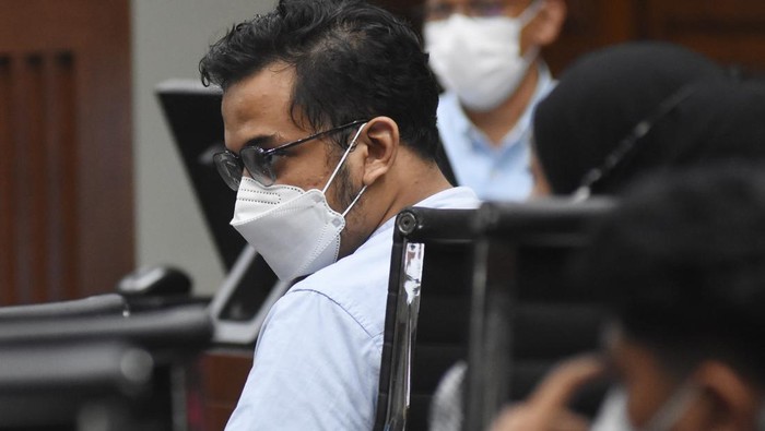Anak dari terdakwa kasus korupsi di Ditjen Pajak Wawan Ridwan, M. Farsha Kautsar (kedua kiri) memberikan kesaksian pada sidang lanjutan di Pengadilan Tipikor, Jakarta, Selasa (10/5/2022). JPU KPK menghadirkan 10 orang saksi bagi terdakwa mantan Supervisor Tim Pemeriksa Pajak pada Direktorat Pemeriksaan dan Penagihan Direktorat Jenderal Pajak (DJP) Kemenkeu tersebut diantaranya mantan pramugari Siwi Widi Purwanti. ANTARA FOTO/Indrianto Eko Suwarso/rwa.