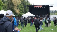 Ada pertunjukan musik dan tarian, fashion batik, bazar makanan dan permainan tradisional rakyat. Sebanyak 4.000 pengunjung pun mendatangi festival ini. (KJRI San Fransisco)