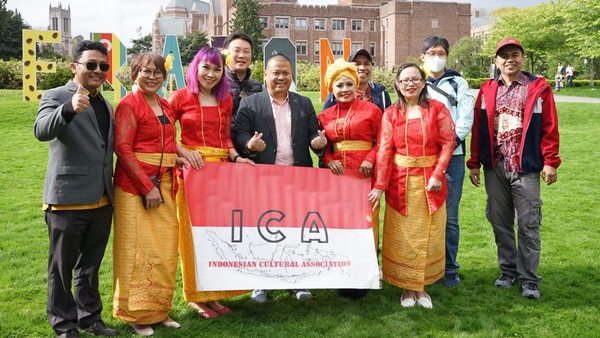 Festival seni budaya Indonesia ini telah dilaksanakan sejak tahun 2011. Penyelenggaranya adalah Persatuan Mahasiswa Indonesia di Universitas Washington di Seattle. (KJRI San Fransisco) Festival seni budaya Indonesia ini telah dilaksanakan sejak tahun 2011. Penyelenggaranya adalah Persatuan Mahasiswa Indonesia di Universitas Washington di Seattle. (KJRI San Fransisco)