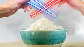 Sumpit lightsaber dengan teknologi LED, makan pun jadi seru seperti pegang lightsaber. Foto: Brightside