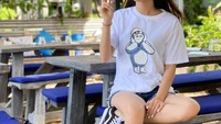 Makan kue kering yang manis juga jadi favorit Triyana. Mengenakan kaos dan celana pendek, Triyana tampil kece saat hangout di kafe. Foto: Instagram/triyanamahadewi