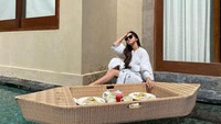 Saat pagi hari, Triyana juga senang memesan floating breakfast. Menginap di villa, kegiatan sarapan di kolam renang ini seolah tak boleh dilewatkannya. Foto: Instagram/triyanamahadewi