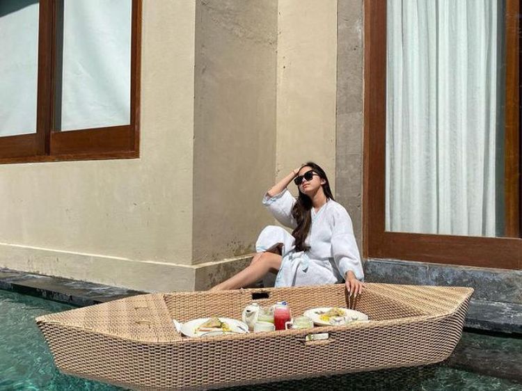 10 Potret Triyana Mahadewi, Mantan Istri Turah Parthayana Saat Kulineran