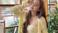 Makanan dan minuman manis menjadi menu favorit Tryana. Salah satunya segelas milkshake lembut yang dipesannya saat berada di kafe. Foto: Instagram/triyanamahadewi