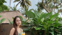 Lengkap dengan pakaian renang, Triyana menikmati sarapan sambil berjemur. Beragam lauk pauk hingga buah-buahan disantap habis oleh Triyana. Foto: Instagram/triyanamahadewi