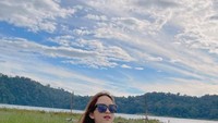 Triyana juga hobi piknik. Duduk di tepi danau sambil menikmati beberapa camilan yang dibawanya menjadi salah satu cara bersantai ala dirinya.Foto: Instagram/triyanamahadewi