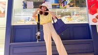 Pada waktu senggangnya, Triyana juga sering menyempatkan diri ke toko kue. Memesan seiris kue menjadi kegiatan wajib yang dilakukannya. Foto: Instagram/triyanamahadewi