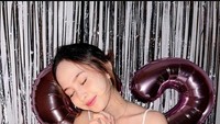 Saat merayakan ulang tahun, kue dengan hiasan sederhana dipilih Triyana. Manis dan cantik sesuai dengan karakter Triyana yang kerap tampil anggun. Foto: Instagram/triyanamahadewi