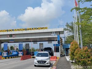 Heboh Emak-emak Pemotor Berdaster Tanpa Helm Ngebut di Tol Pekalongan