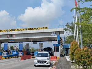 Heboh Emak-emak Pemotor Berdaster Tanpa Helm Ngebut di Tol Pekalongan