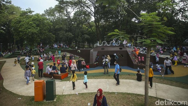 Hari terakhir libur sekolah dimanfaatkan orang tua untuk mengajak anaknya bermain di taman ini.