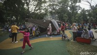 Perubahan jadwal masuk anak sekolah juga ditetapkan melalui surat keputusan kepala dinas pendidikan setiap daerah. Mulanya, libur sekolah ditetapkan hanya sampai hari Minggu (8/5/2022). Namun, dengan aturan ini diperpanjang sampai Rabu (11/5/2022).