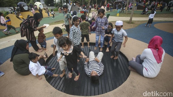 Nampak anak-anak memainkan wahana bermain anak di taman ini.