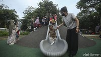Sejumlah anak bermain di Taman Tebet Eco Park, Jakarta, Rabu (11/5/2022).
