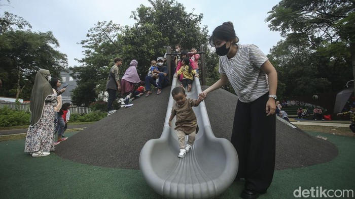 Hari terakhir libur sekolah dimanfaatkan orang tua untuk mengajak anaknya bermain di Taman Tebet Eco Park. Yuk, intip keseruannya!