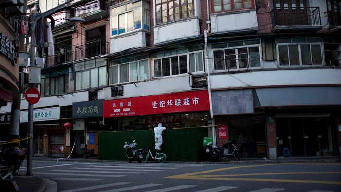 A closed store of French luxury brand Louis Vuitton is pictured during lockdown, amid the coronavirus disease (COVID-19) pandemic, in Shanghai, China, May 6, 2022. REUTERS/Aly Song