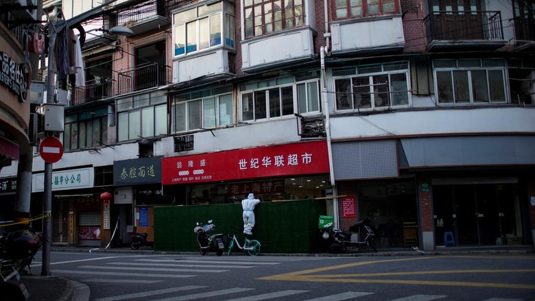 HEALTH-CORONAVIRUS/CHINA A closed store of French luxury brand Louis Vuitton is pictured during lockdown, amid the coronavirus disease (COVID-19) pandemic, in Shanghai, China, May 6, 2022. REUTERS/Aly Song