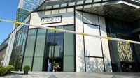 Pada tingkat yang lebih lokal, kota yang terkenal dengan etalase kelas atas seperti Gucci dan Louis Vuitton ini telah mengalami penurunan belanja oleh konsumen.