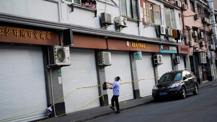 A closed store of French luxury brand Louis Vuitton is pictured during lockdown, amid the coronavirus disease (COVID-19) pandemic, in Shanghai, China, May 6, 2022. REUTERS/Aly Song