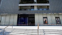 Sementara beberapa perusahaan di Shanghai telah memutuskan untuk tutup selama lockdown, yang lain di industri seperti jasa keuangan dan manufaktur mobil telah menerapkan apa yang disebut sistem loop tertutup. Pada dasarnya, ini berarti bahwa karyawan harus hidup dan bekerja di kantor atau pabrik mereka.