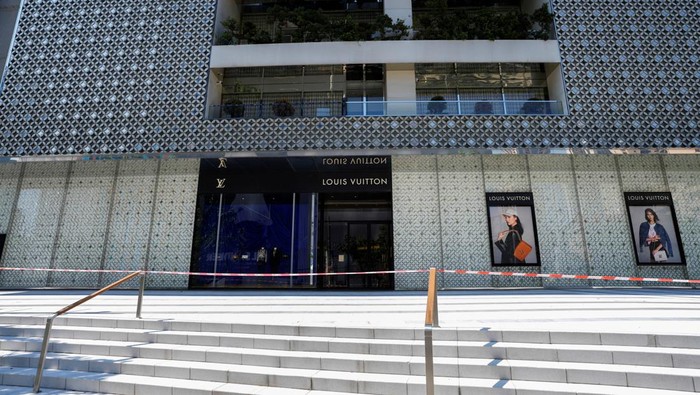 A closed store of French luxury brand Louis Vuitton is pictured during lockdown, amid the coronavirus disease (COVID-19) pandemic, in Shanghai, China, May 6, 2022. REUTERS/Aly Song