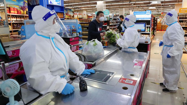 A closed store of French luxury brand Louis Vuitton is pictured during lockdown, amid the coronavirus disease (COVID-19) pandemic, in Shanghai, China, May 6, 2022. REUTERS/Aly Song