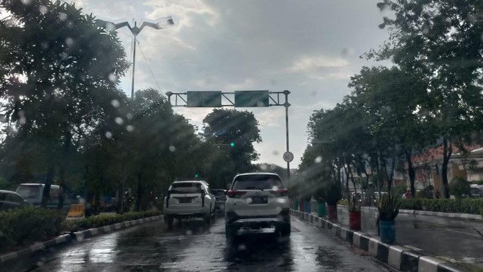 hujan di surabaya