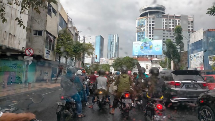 hujan di surabaya