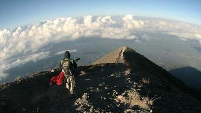 Ilustrasi pendaki Gunung Batur