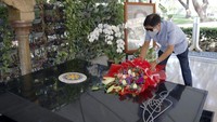 Bongbong diketahui merupakan putra tunggal Ferdinand Marcos Sr yang menjabat sebagai Presiden Filipina pada 1965 hingga 1986. Pada 1986, kemarahan rakyat Filipina terhadap rezim Marcos berujung pada pelengseran Ferdinand Marcos dari jabatannya sebagai presiden Filipina karena pemerintahannya dinilai kleptokrasi. Usai dilengserkan keluarga Marcos senior dipaksa keluar dari negara tersebut. (Office of Ferdinand Marcos Jr. via AP).
