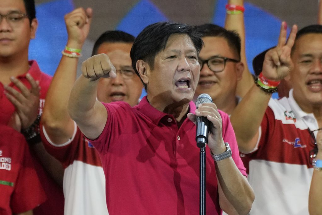 Ferdinand 'Bongbong' Marcos Jr menang Pilpres Filipina 2022. Kemenangan putra mantan diktator Filipina Ferdinand Emmanuel Edralin Marcos itu picu kontroversi.