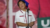 Kontroversi ikut sertanya Bongbong dalam kontestasi Pilpres Filipina turut menyeret dosa masa lalu sang ayah, Ferdinand Marcos Sr yang di masa kepimpinannya dinilai dipenuhi korupsi dan pelanggaran hak asasi manusia.  (AP Photo/Aaron Favila, File).