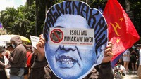 Setelah diprotes secara besar-besaran selama empat hari, keluarga Marcos kabur ke Hawaii menggunakan beberapa helikopter Amerika. Bongbong, yang saat itu berusia 28 tahun dan baru merintis karier politik, ikut melarikan diri. Menurut catatan resmi Bea Cukai Amerika Serikat, keluarga Marcos membawa berpeti-peti barang berharga, termasuk perhiasan, busana mewah, dan banyak uang tunai. Marcos, istrinya Imelda, dan kroni mereka diperkirakan menjarah uang negara sekitar US$10 miliar saat masih berkuasa. Hanya US$4 miliar yang pernah dikembalikan ke negara. Marcos Sr meninggal dalam pengasingan di Hawaii tiga tahun berselang, pada 1989. (Photo by Josefiel Rivera/SOPA Images/Sipa USA via REUTERS).