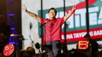 Kembali ke Filipina untuk memulai karir politiknya, Bongbong telah menghadapi beragam tuduhan bahwa dia mencoba membersihkan sejarah kelam rezim pimpinan ayahnya dengan membesarkan pertumbuhan ekonomi dan mengecilkan pelanggaran HAM. Pria 64 tahun itu berdalih dirinya masih terlalu muda saat ayahnya menjabat presiden, untuk bisa memikul tanggung jawab atas kejahatan masa tersebut. Upayanya untuk kembali membangkitkan pengaruh politik keluarga Marcos tampak membuahkan hasil usai dirinya meraih suara terbanyak di Pilpres Filipina 2022. (AP Photo/Basilio Sepe, File).