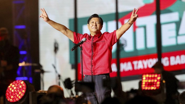 Ferdinand Bongbong Marcos Jr menang Pilpres Filipina 2022. Kemenangan putra mantan diktator Filipina Ferdinand Emmanuel Edralin Marcos itu picu kontroversi.