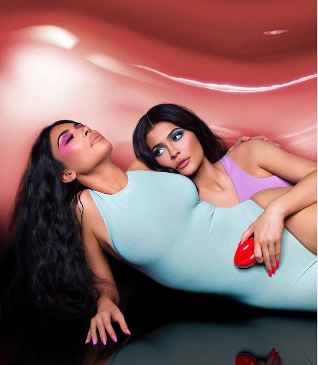 Seperti anggota keluarga Kardashian, Kim Kardashian dan Kylie Jenner, warna-warna seperti pink dan merah terang juga bisa menjadi pilihan. Warna-warna tersebut akan membuat penampilan jadi terlihat lebih playful dan fresh. Foto: Instagram
