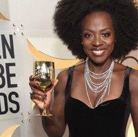 Warna coklat gelap juga bisa menjadi pilihan bagi yang ingin menggunakan warna-warna netral dan tidak terlalu mencolok. Dengan warna kuteks coklat tua penampilan akan terlihat lebih elegan, seperti Viola Davis dalam foto yang satu ini. Foto: Instagram