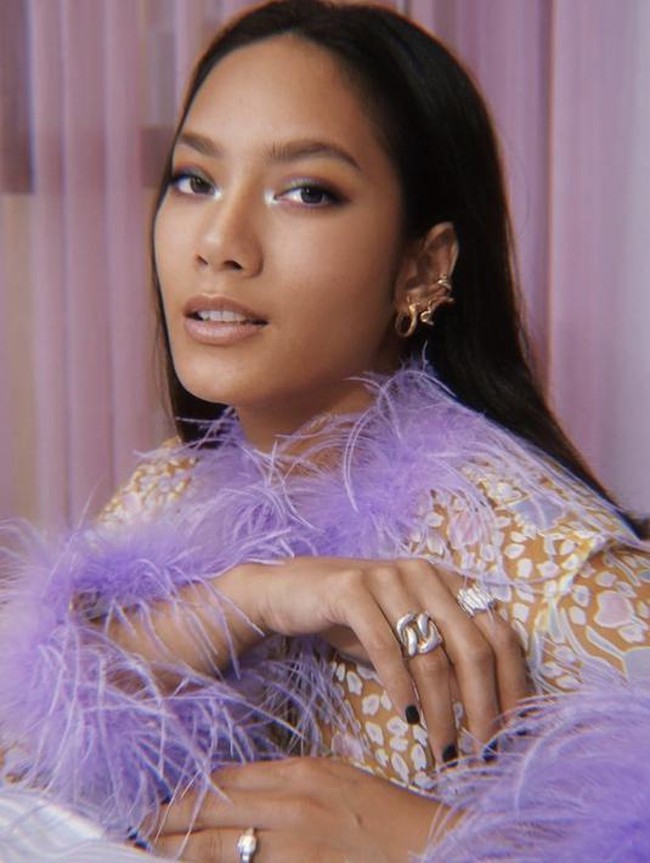 Untuk tampilan simpel dan terkesan lebih edgy, kamu bisa memilih kuteks warna hitam. Warna kuteks tersebut akan sangat cocok dengan kulit sawo matang yang dimiliki, seperti yang dikenakan oleh Tara Basro. Selain itu warna hitam juga akan cocok dengan warna baju apapun yang kamu kenakan. Foto: Instagram