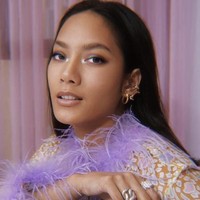 Untuk tampilan simpel dan terkesan lebih edgy, kamu bisa memilih kuteks warna hitam. Warna kuteks tersebut akan sangat cocok dengan kulit sawo matang yang dimiliki, seperti yang dikenakan oleh Tara Basro. Selain itu warna hitam juga akan cocok dengan warna baju apapun yang kamu kenakan. Foto: Instagram