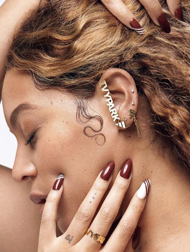 Warna maroon bisa menjadi pilihan untuk yang memiliki kulit berwarna gelap. Sama seperti yang dikenakan oleh Beyonce yang satu ini. Agar lebih menarik, kamu bisa memadukannya dengan warna putih. Foto: Instagram