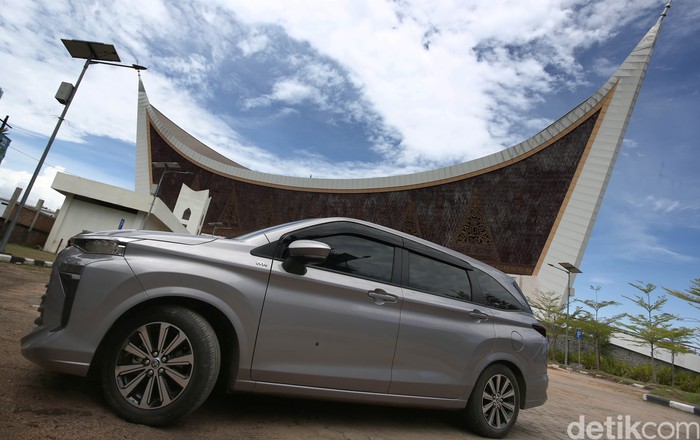 Setelah 2 tahun akhirnya masyarakat Indonesia mendapatkan kado lebaran yang istimewa di tahun 2022 ini, dengan terbitnya izin pemerintah untuk melakukan perjalanan mudik. Sebuah keluarga pun tidak menyia-nyiakan kesempatan ini, untuk melepas rindu di kampung halaman, dengan melakukan perjalanan menjemput asa di Sumatera Barat, lewat darat menggunakan All New Avanza.
