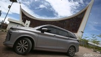 Desain eksterior yang gagah dengan garis bodi yang halus dan kuat, ditambah  interior mobil yang terkesan mewah serta elegan, membuat merasa bangga bertemu keluarga, karena mampu memberikan pelayanan terbaik ketika selama di kampung halaman, mengajak mereka bertamasya. Tidak hanya itu, kesempatan bercengkrama selama berkendara juga terjaga, dengan keheningan kabin yang baik, tidak terganggu oleh polusi suara dari luar mobil.  